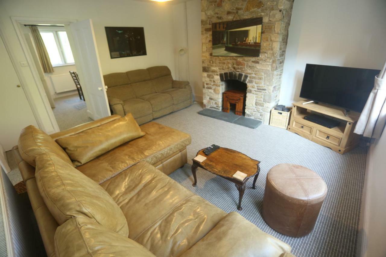 Entire Victorian Lodge In A Privately Gated Estate With Secure Parking For Two Cars And A Newly Refurbished Bathroom Exterior foto
