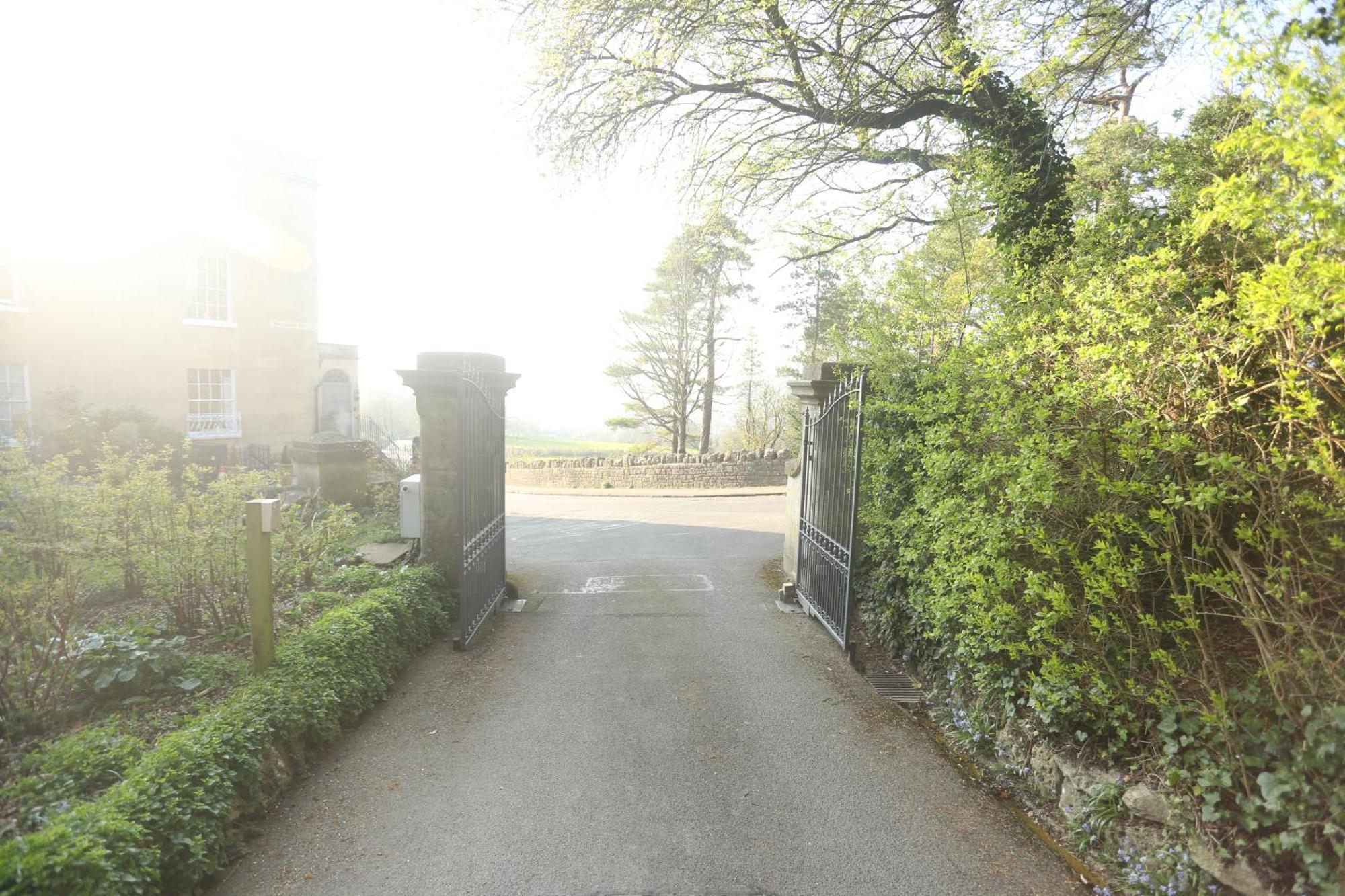 Entire Victorian Lodge In A Privately Gated Estate With Secure Parking For Two Cars And A Newly Refurbished Bathroom Exterior foto